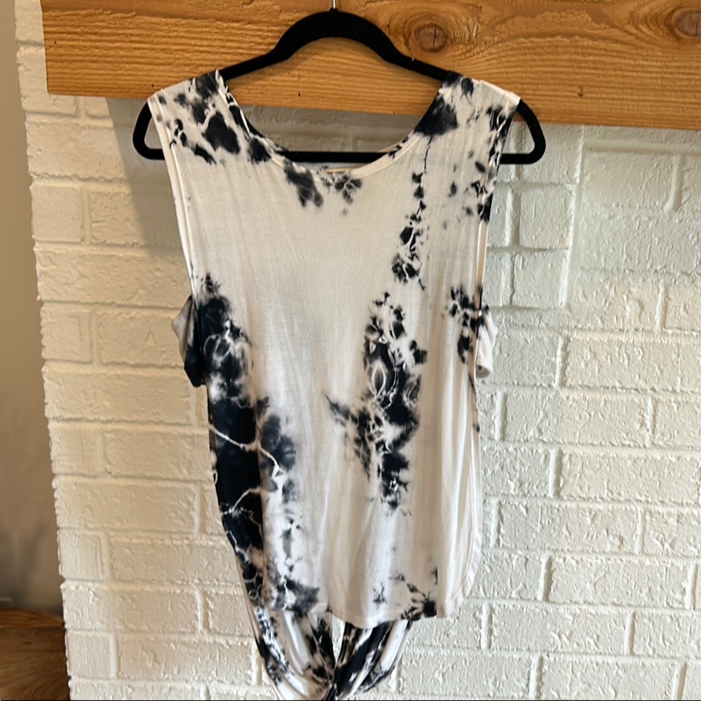 NYTT Black and White Sleeveless Open Side- draped back- open back Tank Top